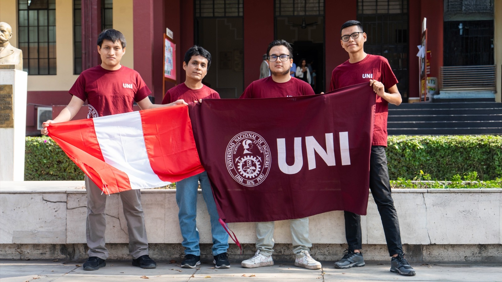 Los estudiantes Daniel Mejía, Andersson Reyes, Carlos Palomino y Edson Barría desarrollaron una simulación de estado estacionario de un proceso para producir hidrógeno gris
