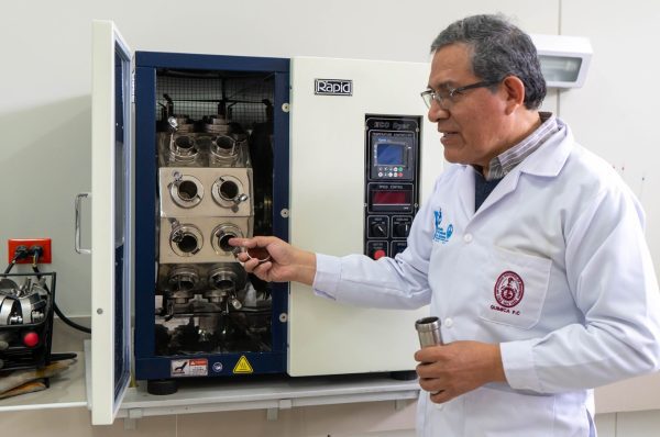 UNI desarrolla fibras acrílicas antimicrobianas junto a empresa peruana