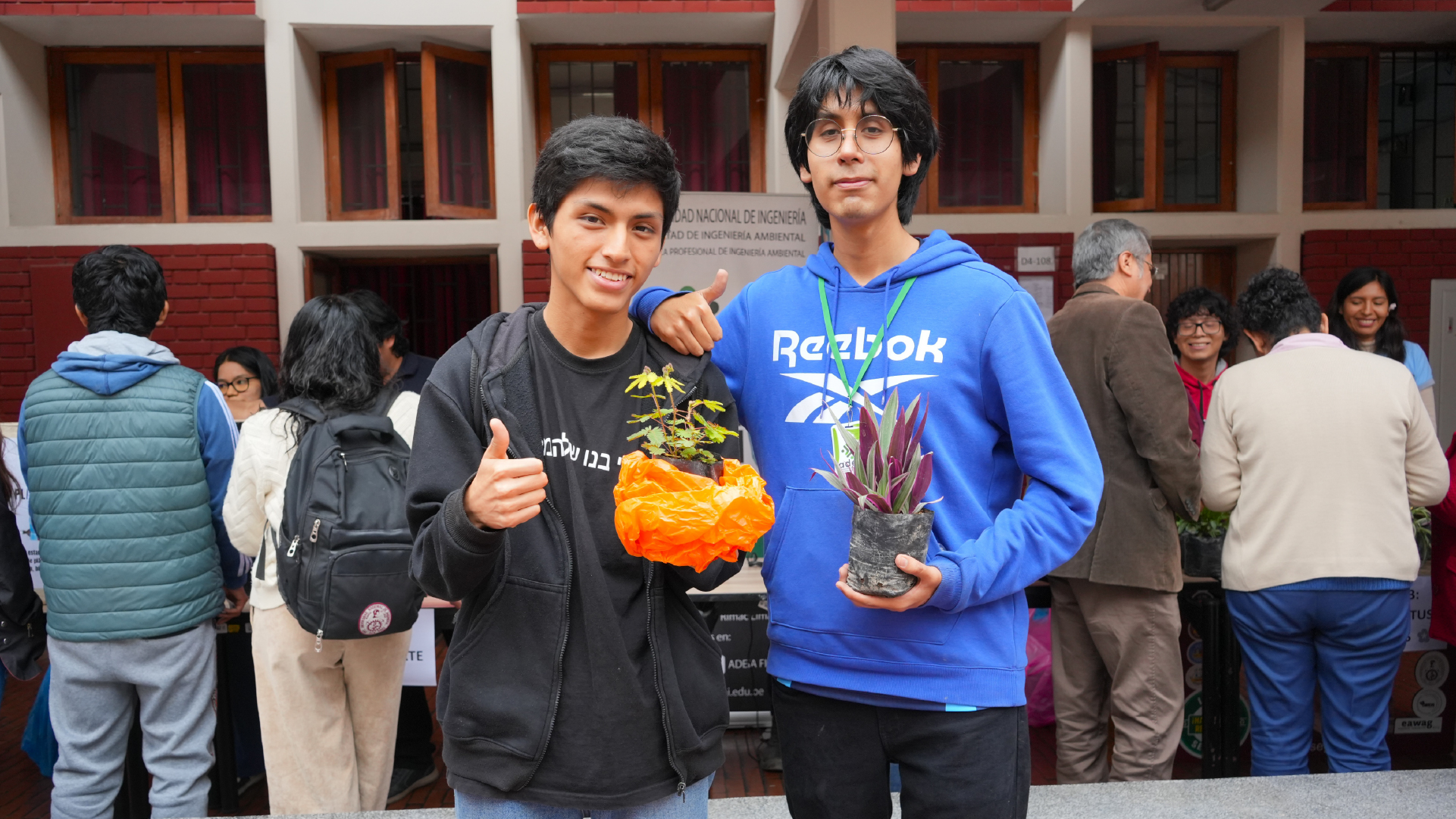 UNI celebra Día Mundial del Medio Ambiente con intercambio de residuos sólidos por plantas